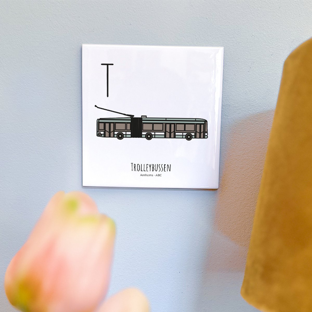 Trolleybussen - ABC tegeltje Arnhem - Keramiek met Handgetekende Illustratie - Wanddecoratie - Woondecoratie - Relatiegeschenk - Souvenir - 10,8 x 10,8 cm