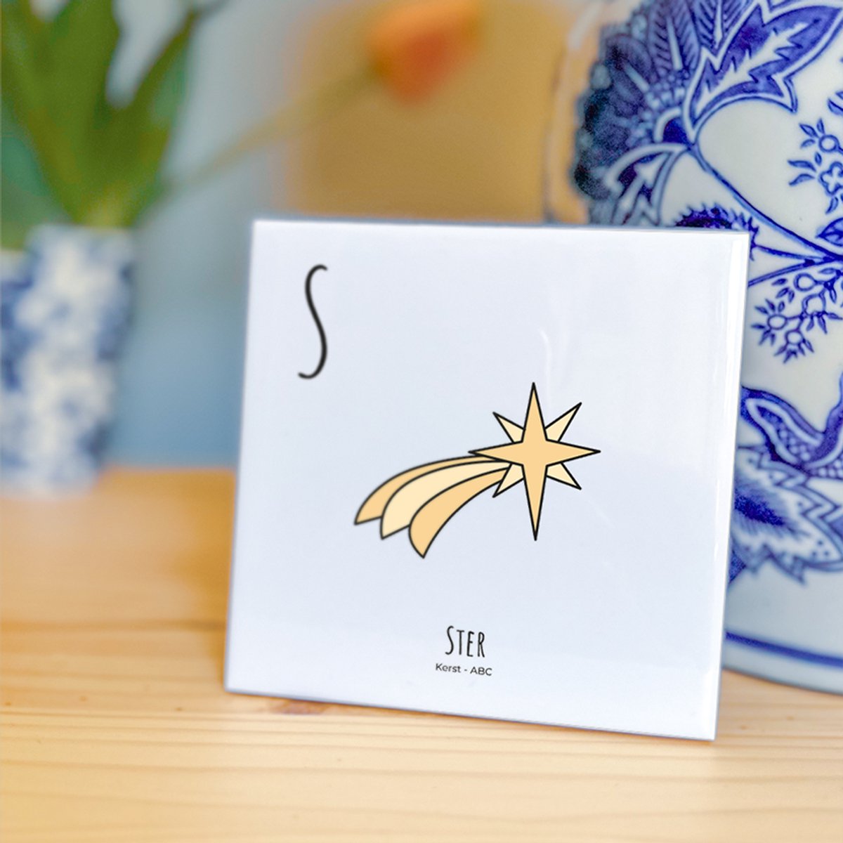 Ster - ABC tegeltje Kerst - Keramiek met Handgetekende Illustratie - Wanddecoratie - Woondecoratie - Relatiegeschenk - Souvenir - 10,8 x 10,8 cm