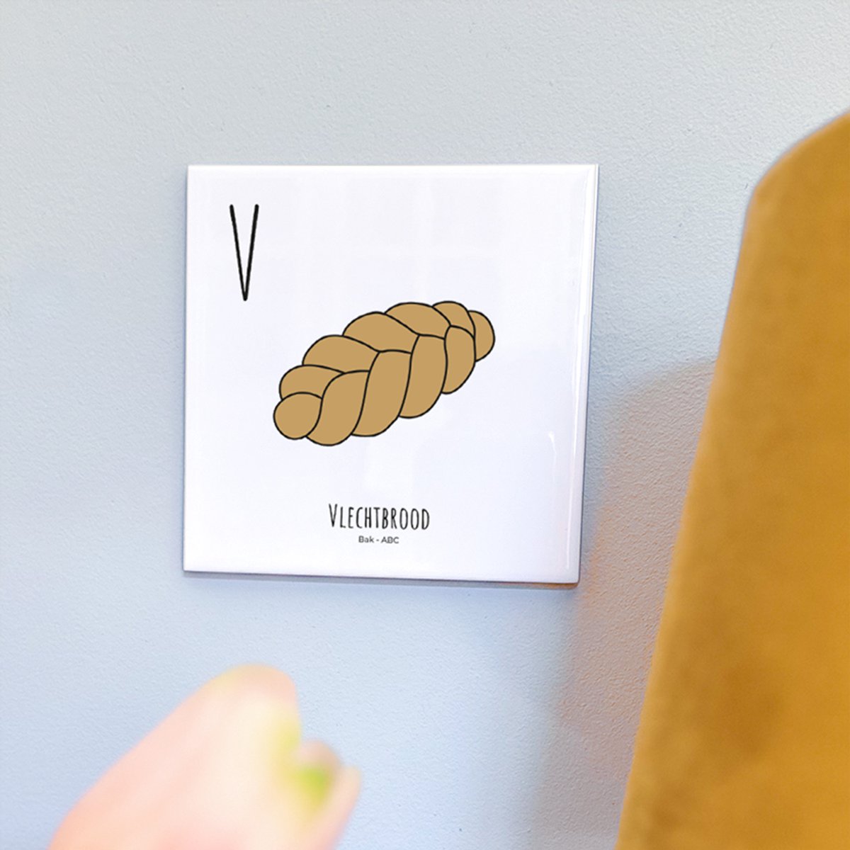 Vlechtbrood - ABC tegeltje Bakken - Keramiek met Handgetekende Illustratie - Wanddecoratie - Woondecoratie - Relatiegeschenk - Souvenir - 10,8 x 10,8 cm