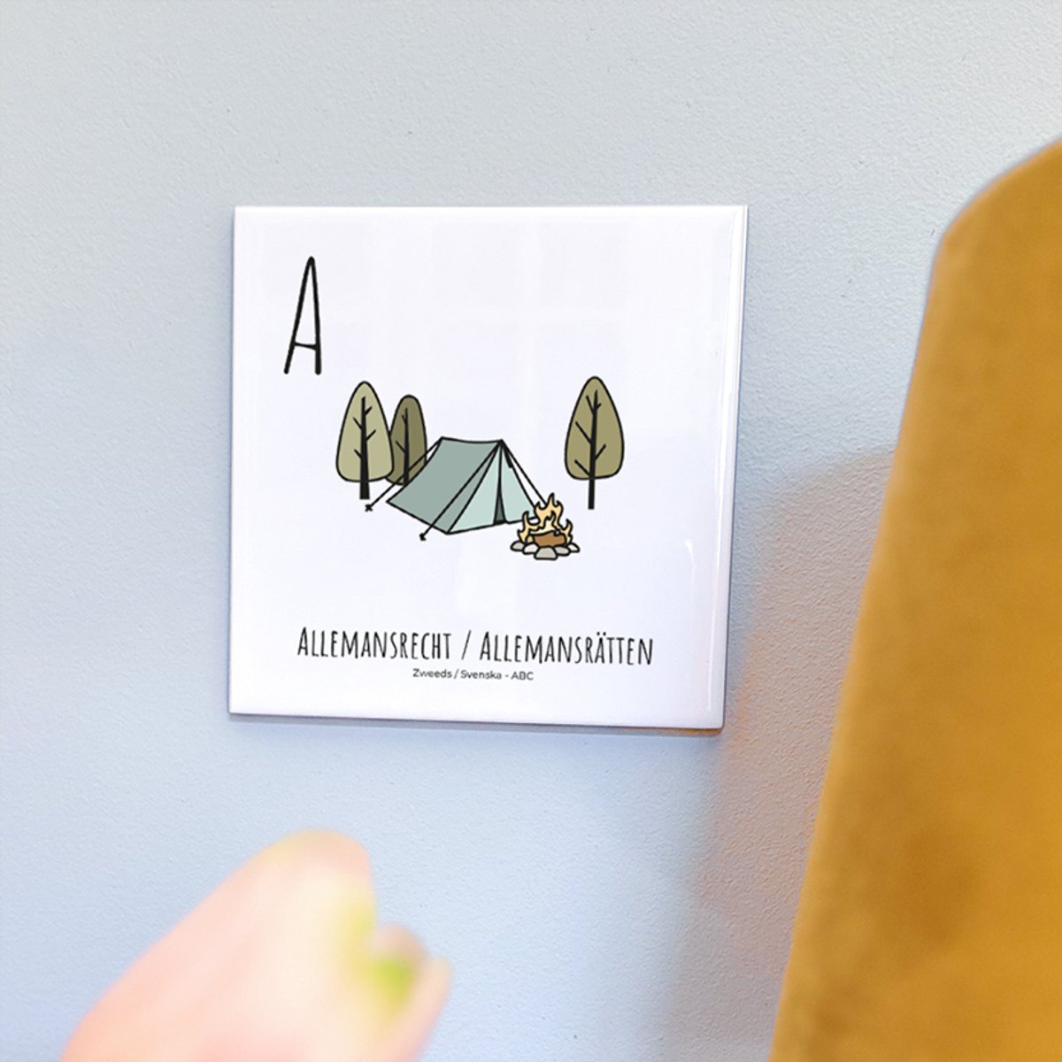 Allemansrecht / Allemansrätten - ABC tegeltje Zweden-Sverige - Keramiek met Handgetekende Illustratie - Wanddecoratie - Woondecoratie - Relatiegeschenk - Souvenir - 10,8 x 10,8 cm
