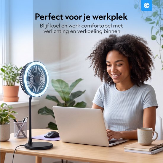 Vrouw met afro-kapsel aan bureau met laptop, gebruikt tafelventilator met LED-ring.