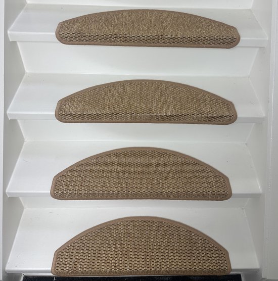 Vier beige sisal-look trapmatten met beige bies op witte traptreden.
