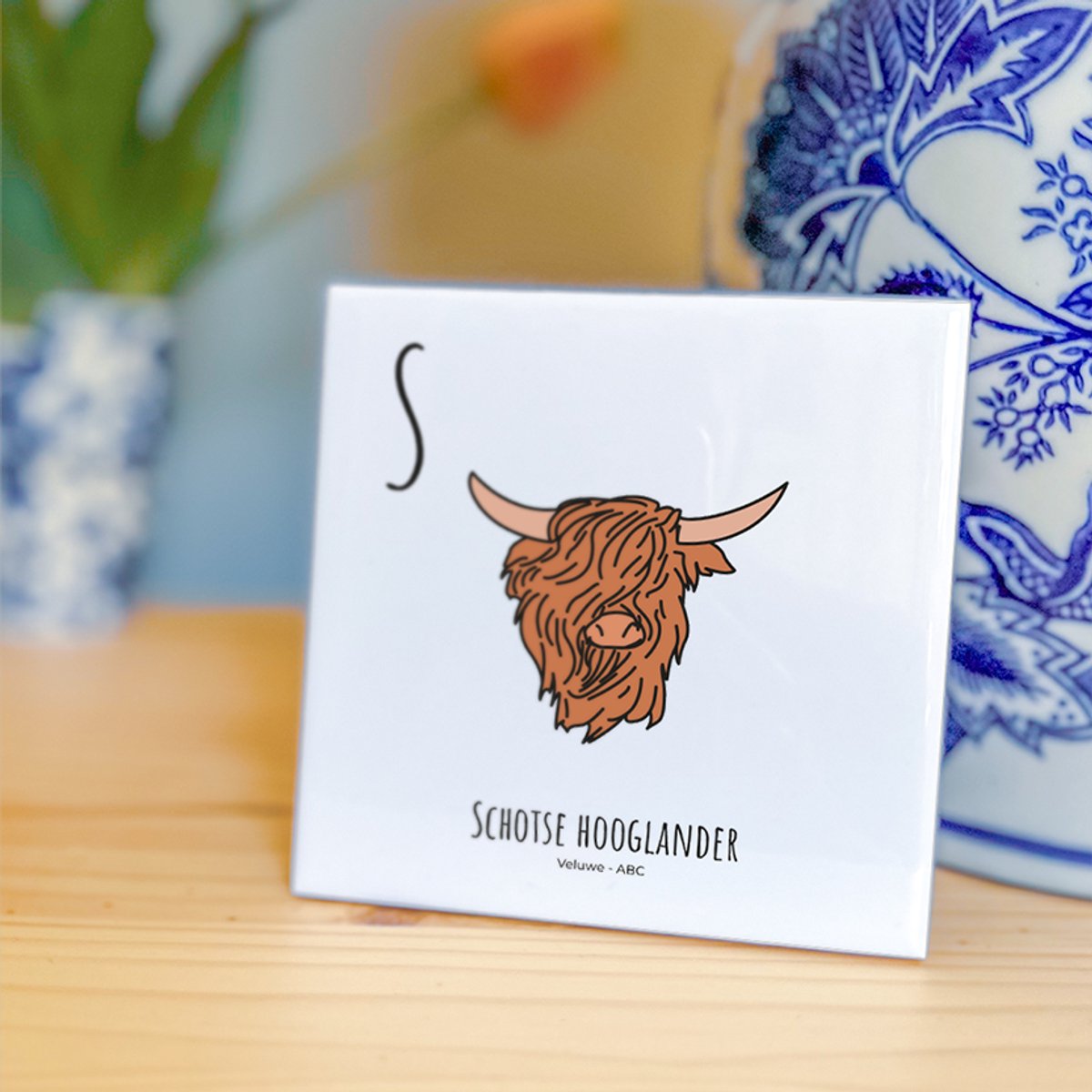 Schotse hooglander - ABC tegeltje Veluwe - Keramiek met Handgetekende Illustratie - Wanddecoratie - Woondecoratie - Relatiegeschenk - Souvenir - 10,8 x 10,8 cm
