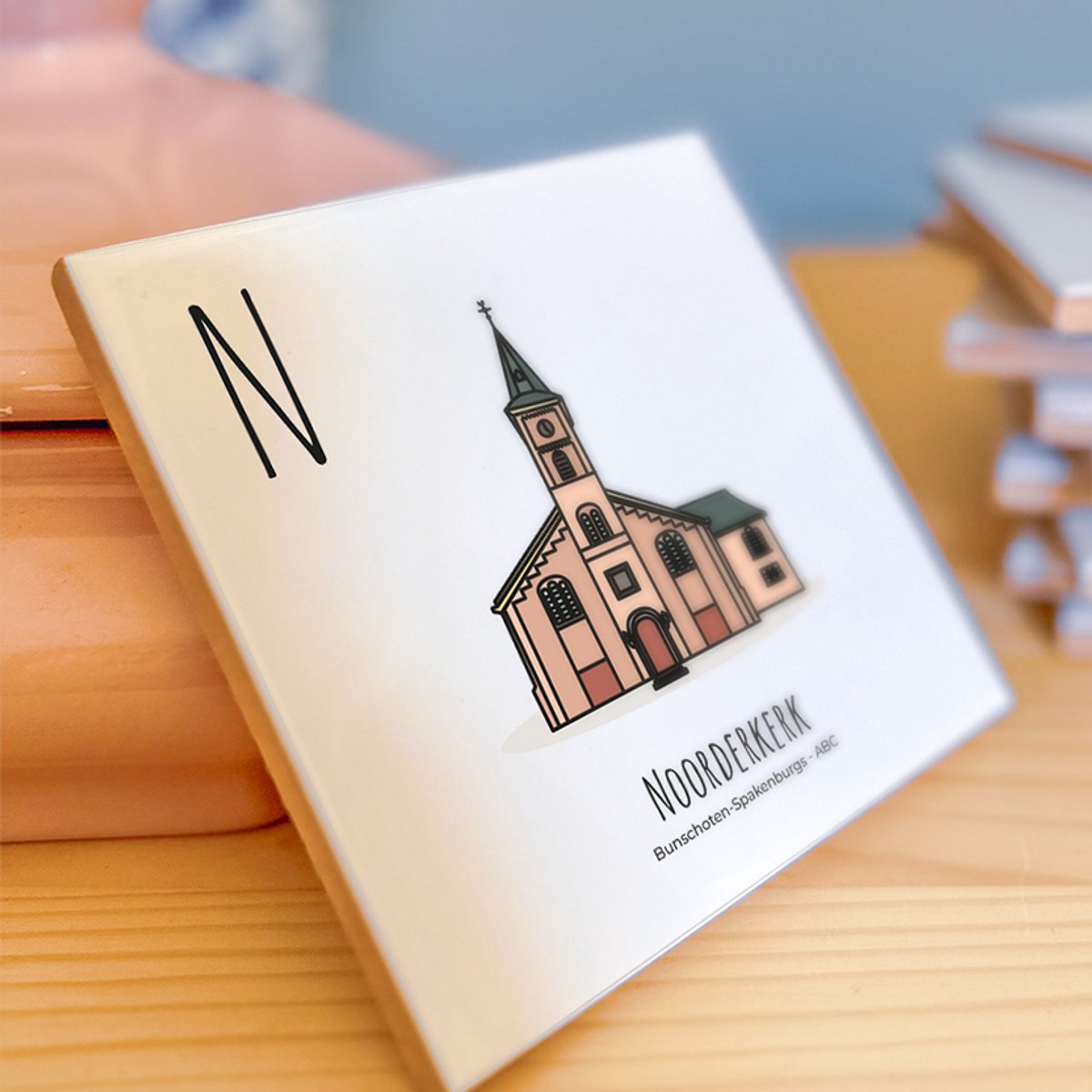 Noorderkerk - ABC tegeltje Bunschoten-Spakenburg - Keramiek met Handgetekende Illustratie - Wanddecoratie - Woondecoratie - Relatiegeschenk - Souvenir - 10,8 x 10,8 cm