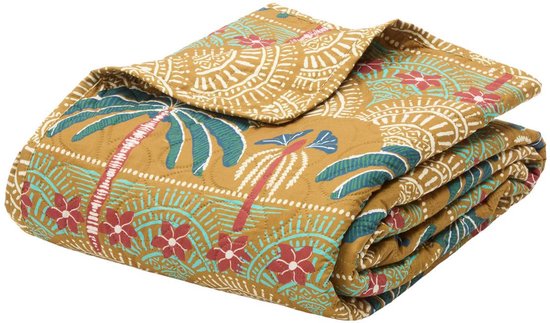 Gevouwen sprei met een mosterdgele ondergrond en een tropische print van palmbomen, bloemen en geometrische patronen in rood, groen en wit.