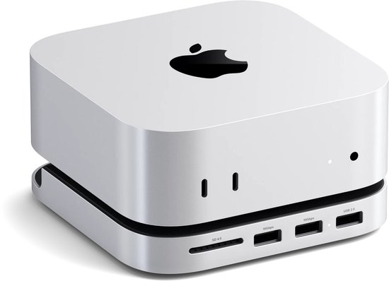 Zilverkleurige Mac mini met een Apple logo bovenop. Voorzien van USB-A poorten, SD-kaartlezer en USB-C poorten aan de voorkant.
