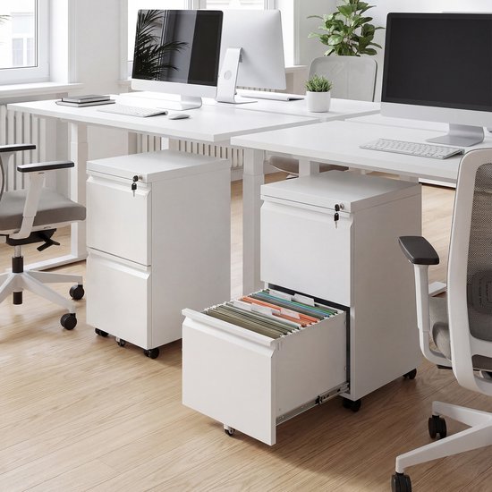Witte metalen archiefkast met twee laden en wieltjes, de linkerlade staat open met ordners erin.