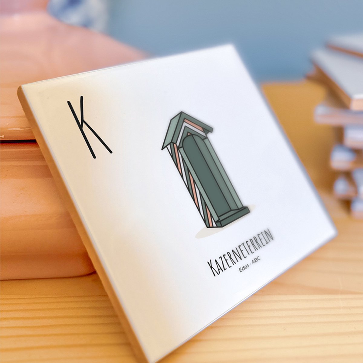 Kazerneterrein - ABC tegeltje Ede - Keramiek met Handgetekende Illustratie - Wanddecoratie - Woondecoratie - Relatiegeschenk - Souvenir - 10,8 x 10,8 cm