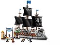 Een LEGO piratenschip met zwarte zeilen, bruine en grijze romp, met speelfiguren, en een drijvende poort.