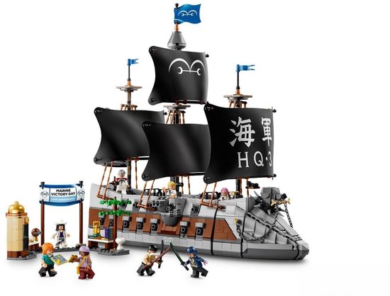 Een LEGO piratenschip met zwarte zeilen, bruine en grijze romp, met speelfiguren, en een drijvende poort.