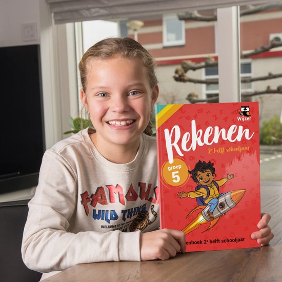 Meisje met tandenwisseling houdt een rood oefenboek 'Rekenen groep 5' vast met raketillustratie.
