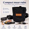Zwart hondenbeloningstasje met ripstop stof, met snoepjes, poepzakjes, sleutels en een clicker.