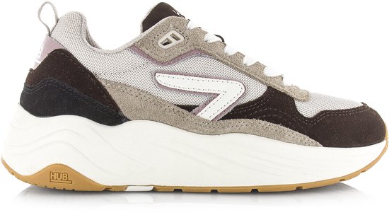 Een Hub sneaker in koffie, mauve en gebroken wit. De schoen heeft een witte zool en bruine, grijze en roze accenten.