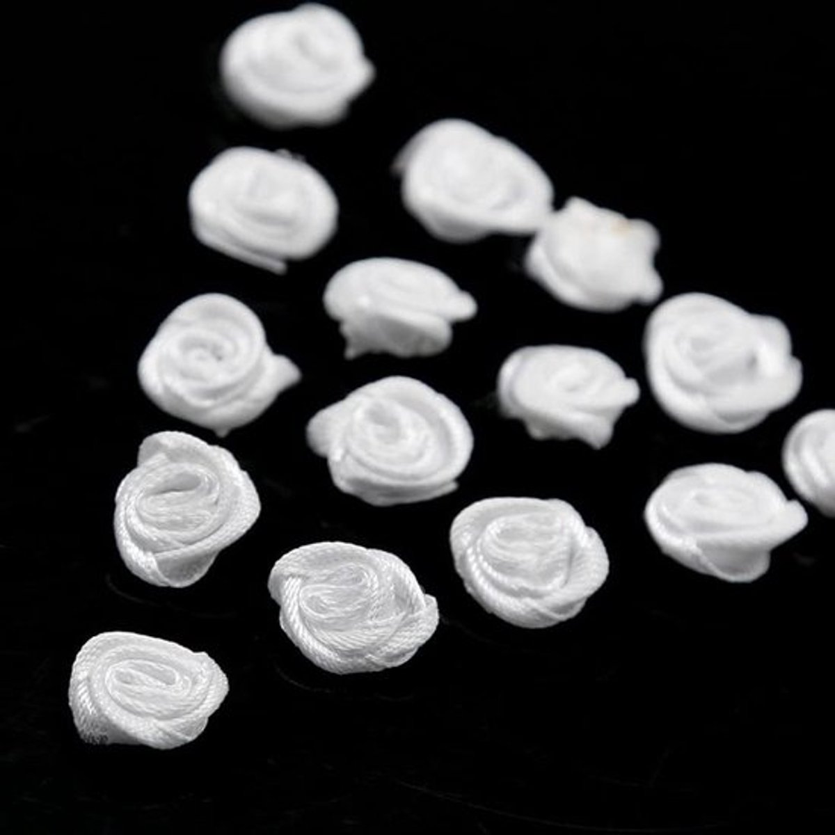 Set van 200 Kleine Kunstmatige Rozen van 1,5 cm - Satijnen Rozenkoppen voor DIY, Feestdecoratie en Ambachtelijke Projecten