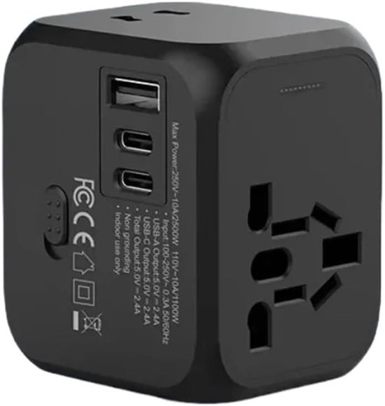 Zwarte universele reisadapter met meerdere stopcontacten, 2 USB-A-poorten en 2 USB-C-poorten.