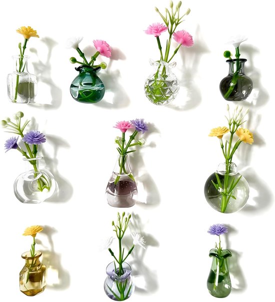 Verzameling van 10 decoratieve mini vaas magneten in verschillende glaskleuren met kleurrijke kunstbloemen.