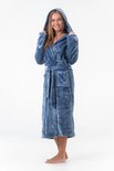 Une femme portant un peignoir bleu long à capuche, ceinture et poches, tirant sur la capuche.