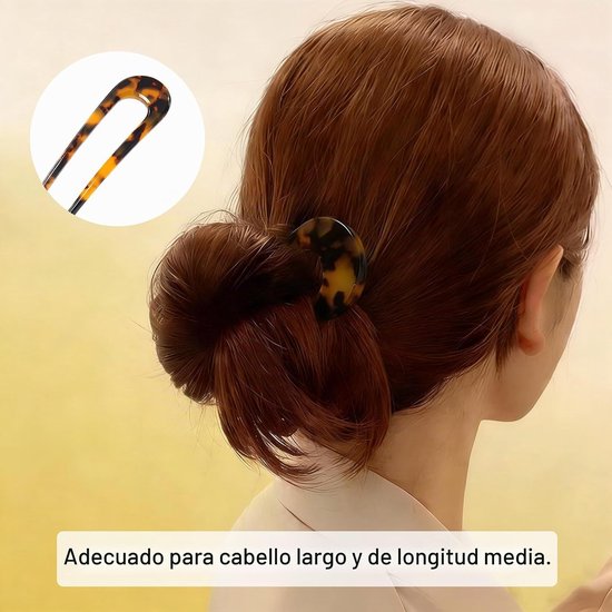 Vrouw met bruin haar in een opgestoken knot, vastgezet met een U-vormige haarvork met schildpadprint.
