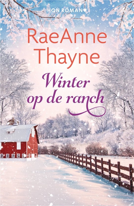 Boekhoes 'Winter op de ranch' met een besneeuwde rode schuur, hek en winterse bomen.
