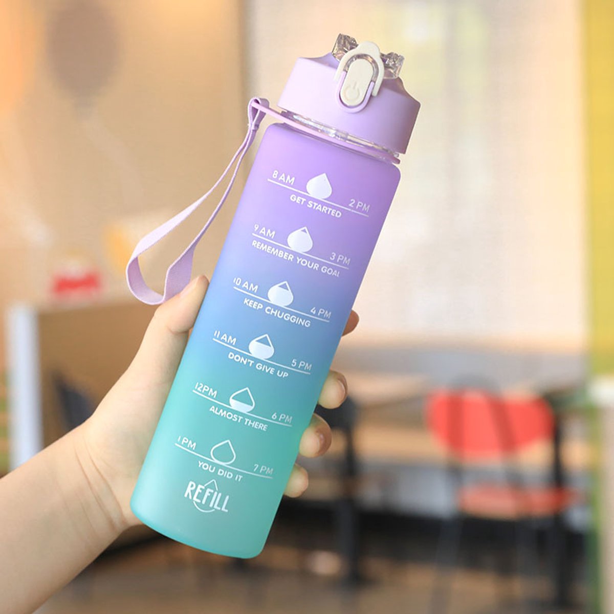 Deze waterfles van 750 ml heeft een drinktijdindicator en een rietje een handvat en is lekvrij BPA-vrij en vrij van giftige stoffen Zo blijf je gehydrateerd tijdens je sportsessies en andere buitenactiviteiten 6,5 x 24,5 cm paars met kleurverloop