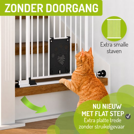 Oranje kat kijkt naar een wit traphekje met een kattenluik. "Zonder doorgang".