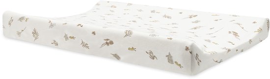 Een lichtbruin met wit gestreept aankleedkussen met een print van konijntjes en planten.