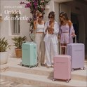 Drie SUITSUIT koffers in pastelkleuren mintgroen, poederroze en lila, met drie vrouwen.