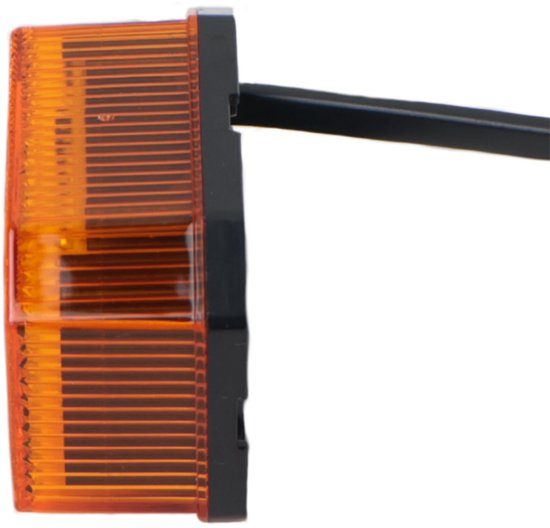 Zijaanzicht van een oranje LED achterlicht met zwarte montagebeugel en kabel.