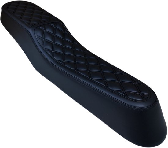 Zwart fietszadel met ruitvormige stiksels, schuin van bovenaf gezien, witte achtergrond.