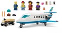 LEGO City Passagierstoestel met figuurtjes, bagagewagen, koffers, camera en rekwisieten.