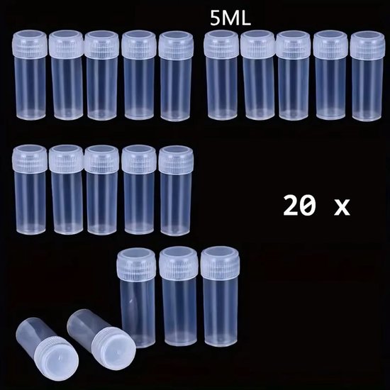 Twee rijen met 10 transparante plastic potjes van 5 ml per rij, met witte schroefdoppen. Twee potjes liggen op hun zij.