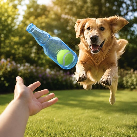 Golden retriever springt om een blauwe fles met bal te vangen.