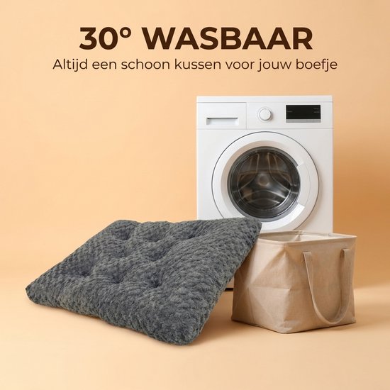 Grijs, zacht hondenkussen naast een wasmachine.