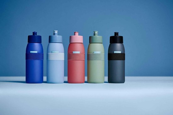 Cinq bouteilles Mepal Ellipse bleues, bleu clair, roses, vertes et noires, avec une bande et un bouchon gris.