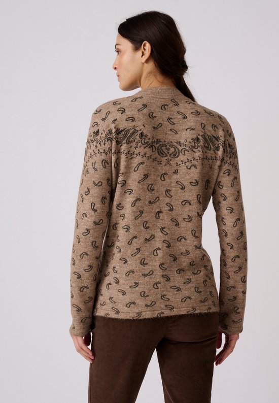 Achteraanzicht van het model in een beige trui met zwarte paisley-print en een ronde hals, gecombineerd met bruine broek.