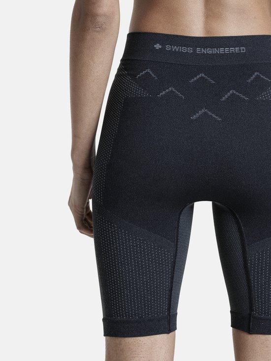 Short noir pour femme avec 'SWISS ENGINEERED' sur la ceinture et un motif subtil sur les hanches.