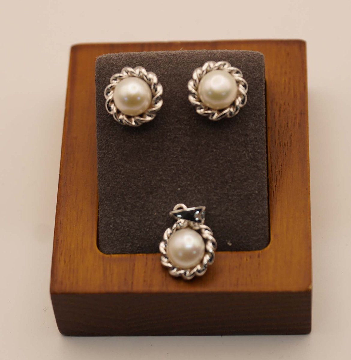 Zilveren oorbellen met hanger van parels in touwmotief rand - sterling zilveren parels sieraden setje - parels in 925 zilveren touwmotief rand hanger voor collier en bij passende oorbellen - luxe sieraden set van zilver