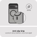 Zwarte hoes met doorschijnende achterkant, MagSafe-ring en detail van de anti-slip grip.