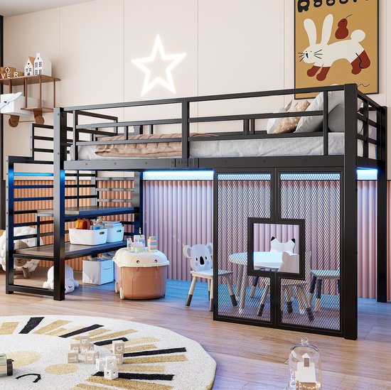 Lit mezzanine noir avec escalier, rangement et fenêtre, dans une chambre d'enfant.