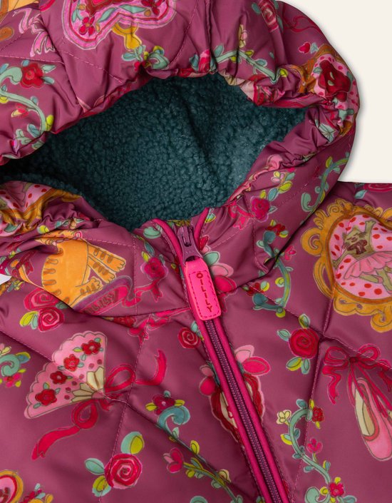 Close-up van een roze jas met een drukke print. De voering van de capuchon is van groen fleece.