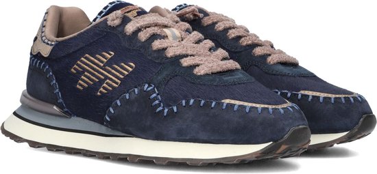 Baskets bleu marine en daim avec logo doré, lacets marron et accents beiges. Les côtés ont un effet poilu.