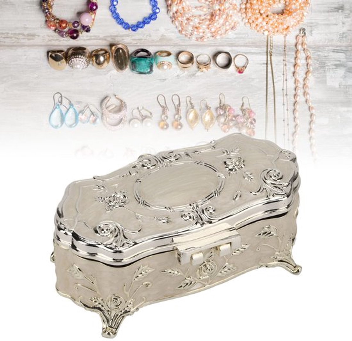 Vintage sieradendoosje van zinklegering met donkerblauw fluweel en goudkleurig bloemenpatroon, klein en perfect voor het veilig bewaren van sieraden en trinkets
