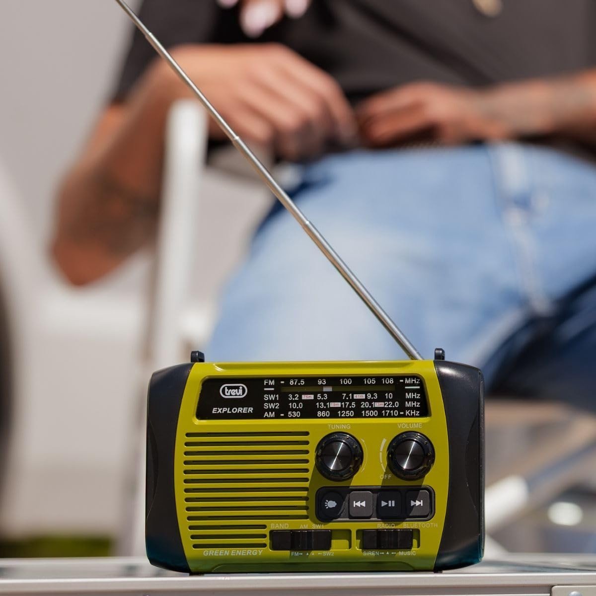 Noodradio solar en opwindbaar - Leger Groen - 14,8 x 7,1 x 9,9 cm - Draagbare multiband-radio met powerbank en led-zaklamp - Voor outdoor en noodgevallen