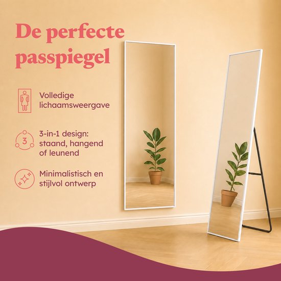 Een staande spiegel met witte lijst en een spiegel die een kamer met planten reflecteert. Tekst: De perfecte passpiegel.