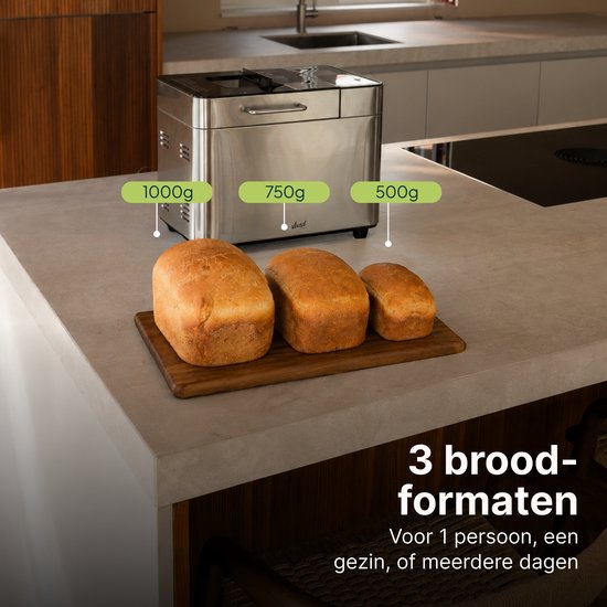 Zilverkleurige broodbakmachine met drie broden van 500g, 750g en 1000g.