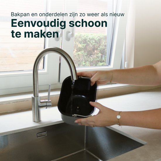 Broodbakmachine wordt schoongemaakt onder een kraan.