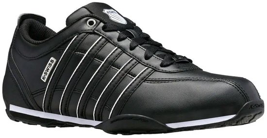 Zwarte K-Swiss sneaker met witte strepen en logo.