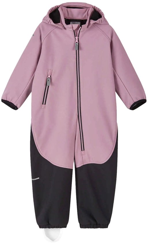 Roze softshell overall voor baby's met zwarte broekspijpen, ritssluiting en een borstzak met rits.