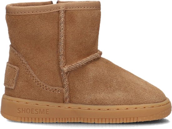 Cognac kleurige kinderlaars van suède met een bruine zool waarop SHOESME staat. De laars heeft een gebreide rand aan de bovenkant.