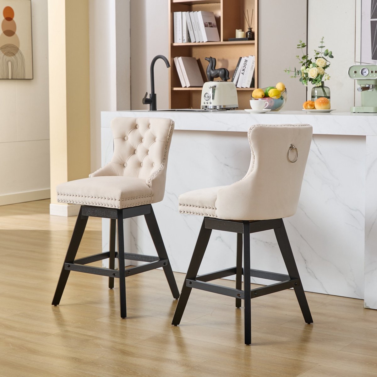 Welltin Eetkamerstoelen - Set van 2 - Draaibare Barstoelen met Gecapitonneerde Rugleuning - Houten Poten - Chrome Nagelrand - Luxe Stoelen voor Keuken Eetkamer Woonkamer - Beige